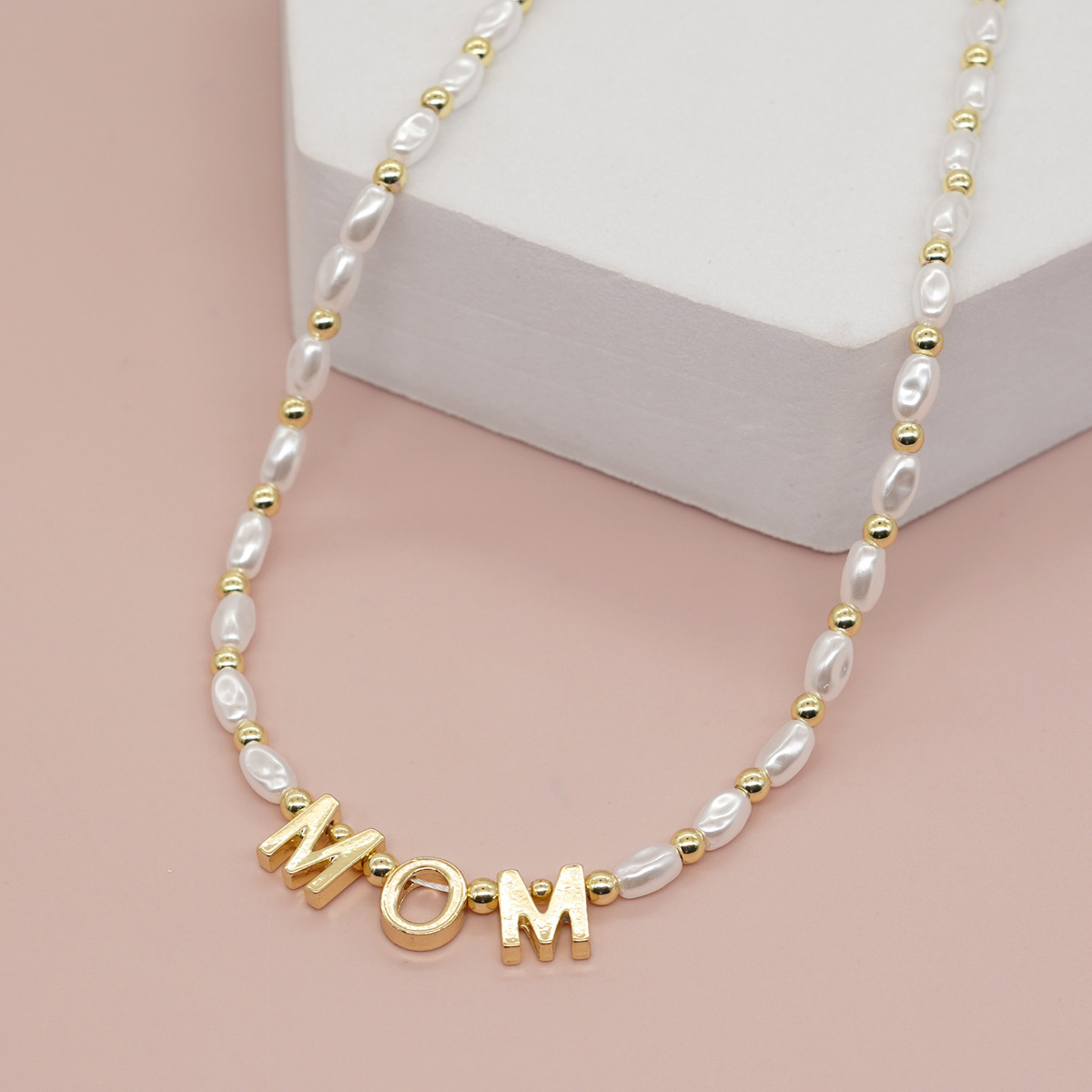Simple pearl women’s necklace for mother’s day